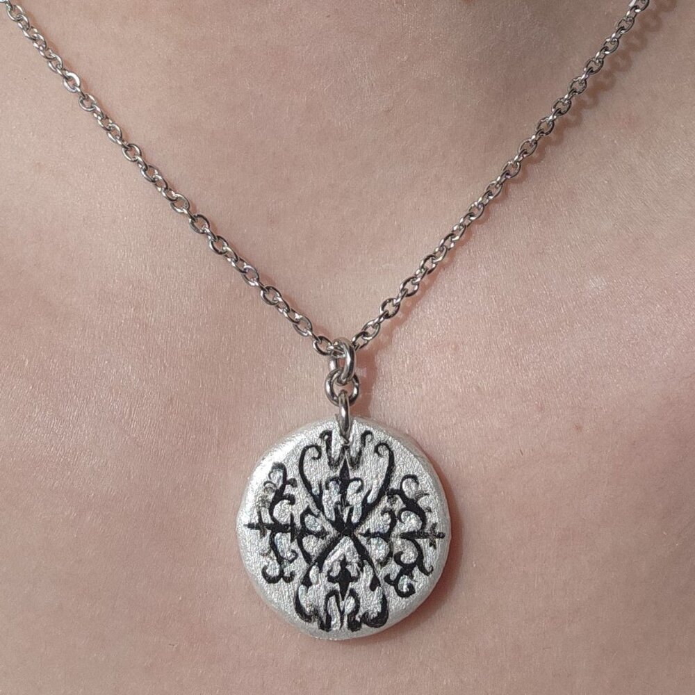 Victorian gothic thorns silver circle pendant necklace - Picture 6 of 13